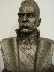 Gipsowe popiersie Piłsudskiego
