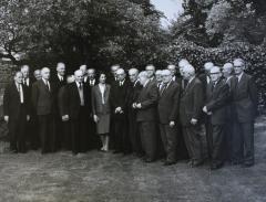 Członkowie Instytutu przed pierwszą siedzibą Instytutu. (1950 r.)