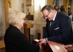 Minister Jan Józef Kasprzyk odznacza Alicję Whiteside