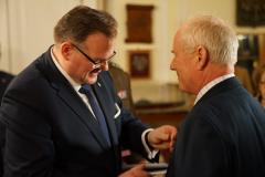Minister Jan Józef Kasprzyk odznacza Romana Kuklińskiego